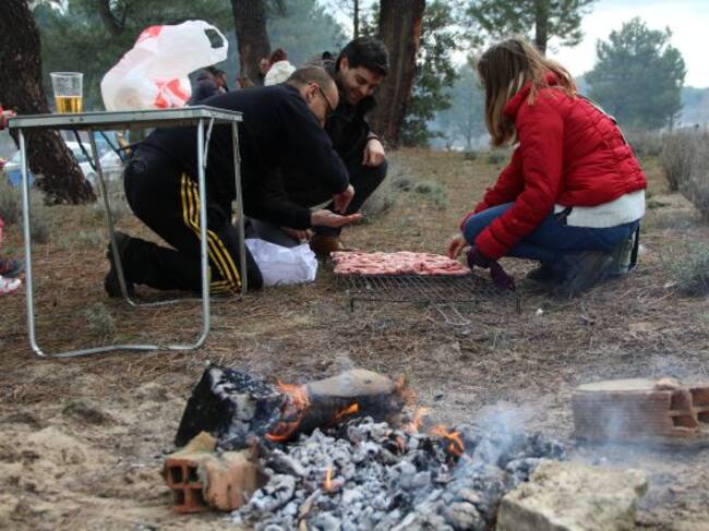 Los cuellaranos degustan las tradicionales chuletas en los pinares