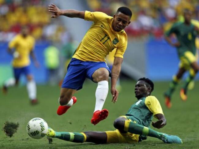 Gabriel Jesús intenta regatear a un rival en el encuentro entre Brasil y Sudáfrica.