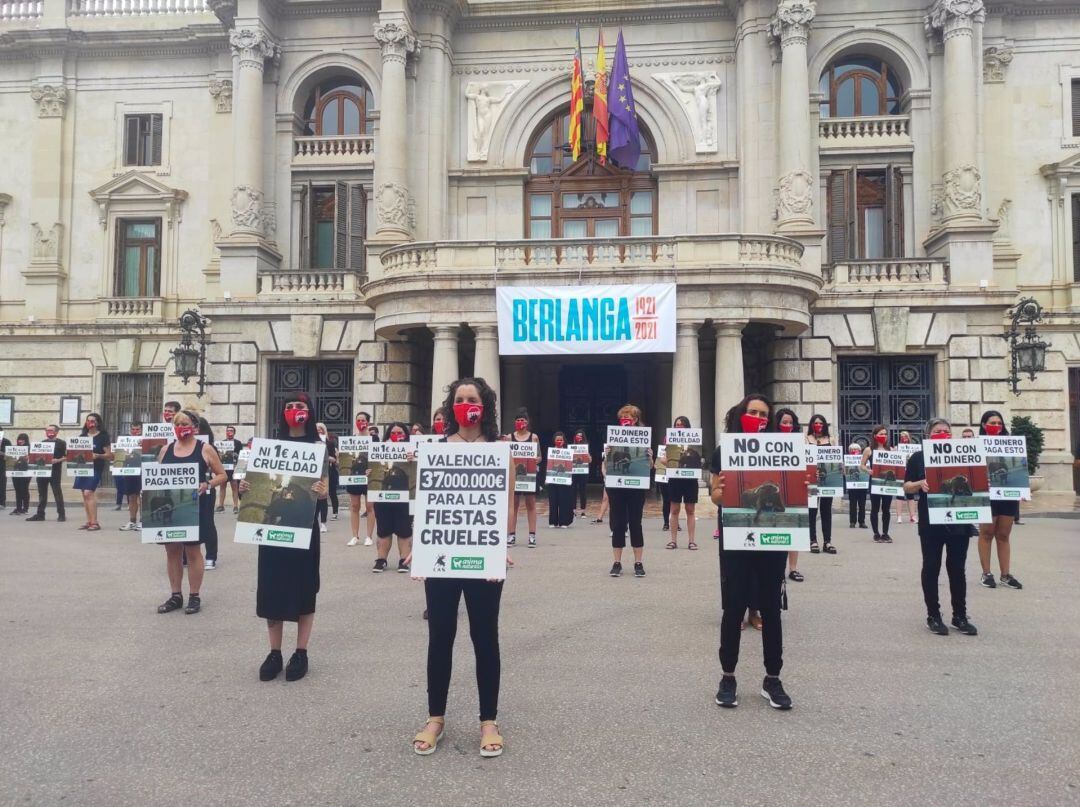 Concentración contra la tauromaquia de AnimaNaturalis y CAS Internacional