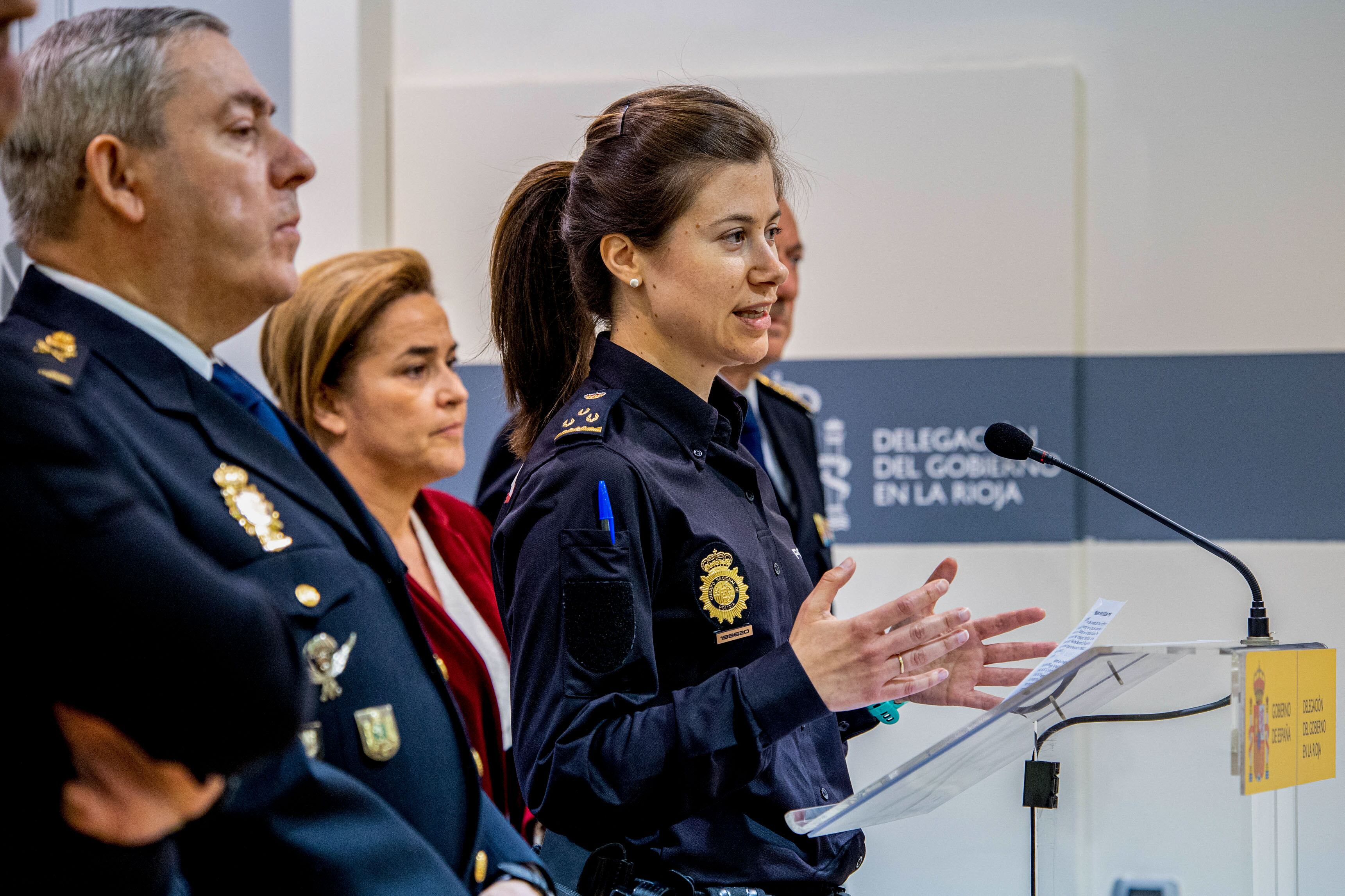 LOGROÑO 03/05/2023.- La inspectora de la Unidad de Atención a la Familia y Mujer (UFAM), Zita Casacallana, informa este miércoles de la detención de un entrenador de fútbol de Logroño como presunto autor de cinco delitos de corrupción de menores y otros tres de abusos sexuales por tocamientos a un mínimo de ocho chicos de entre 5 y 18 años, a quienes prometía contratos deportivos. EFE/Raquel Manzanares
