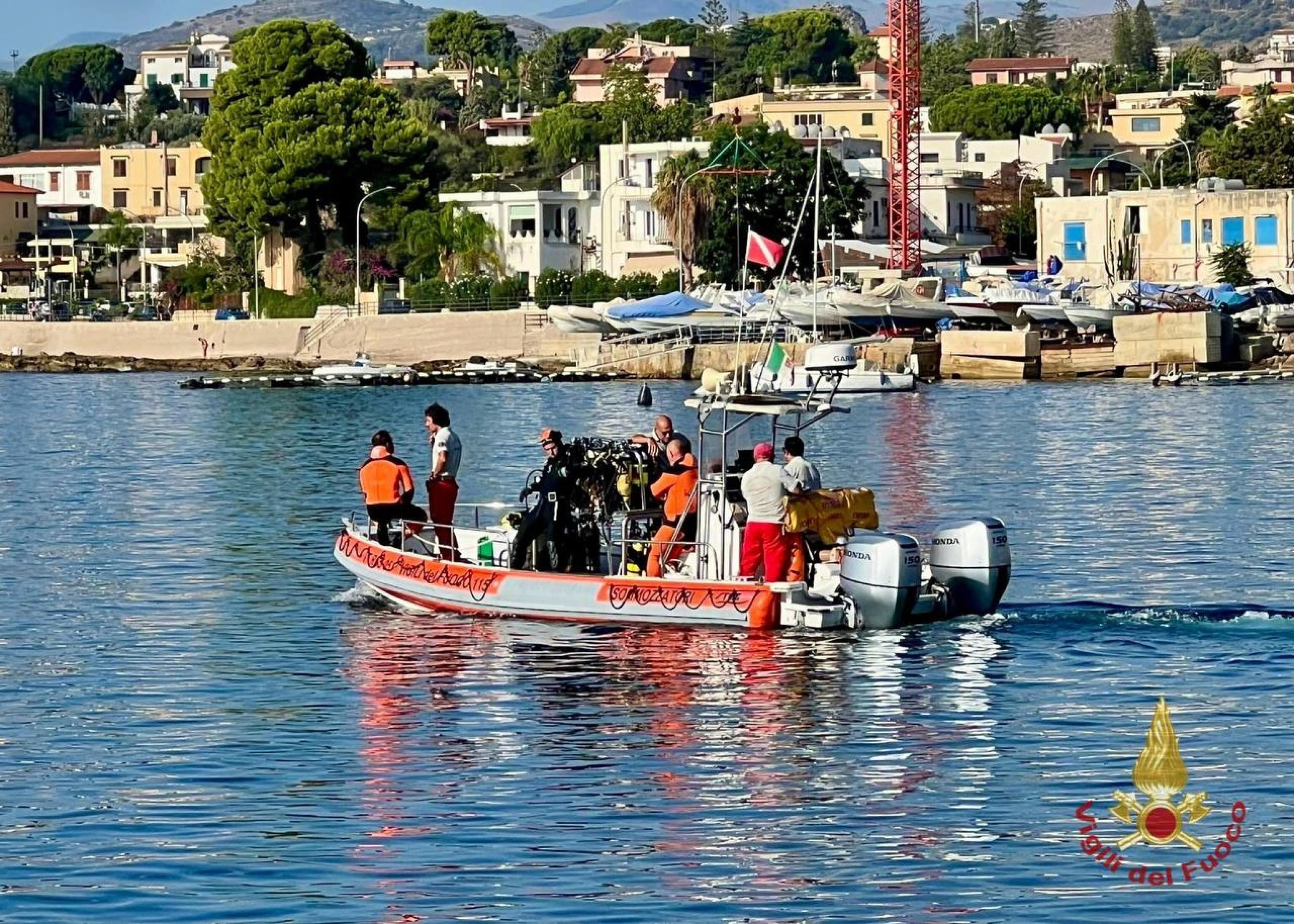 Los bomberos buscan el yate hundido en Sicilia