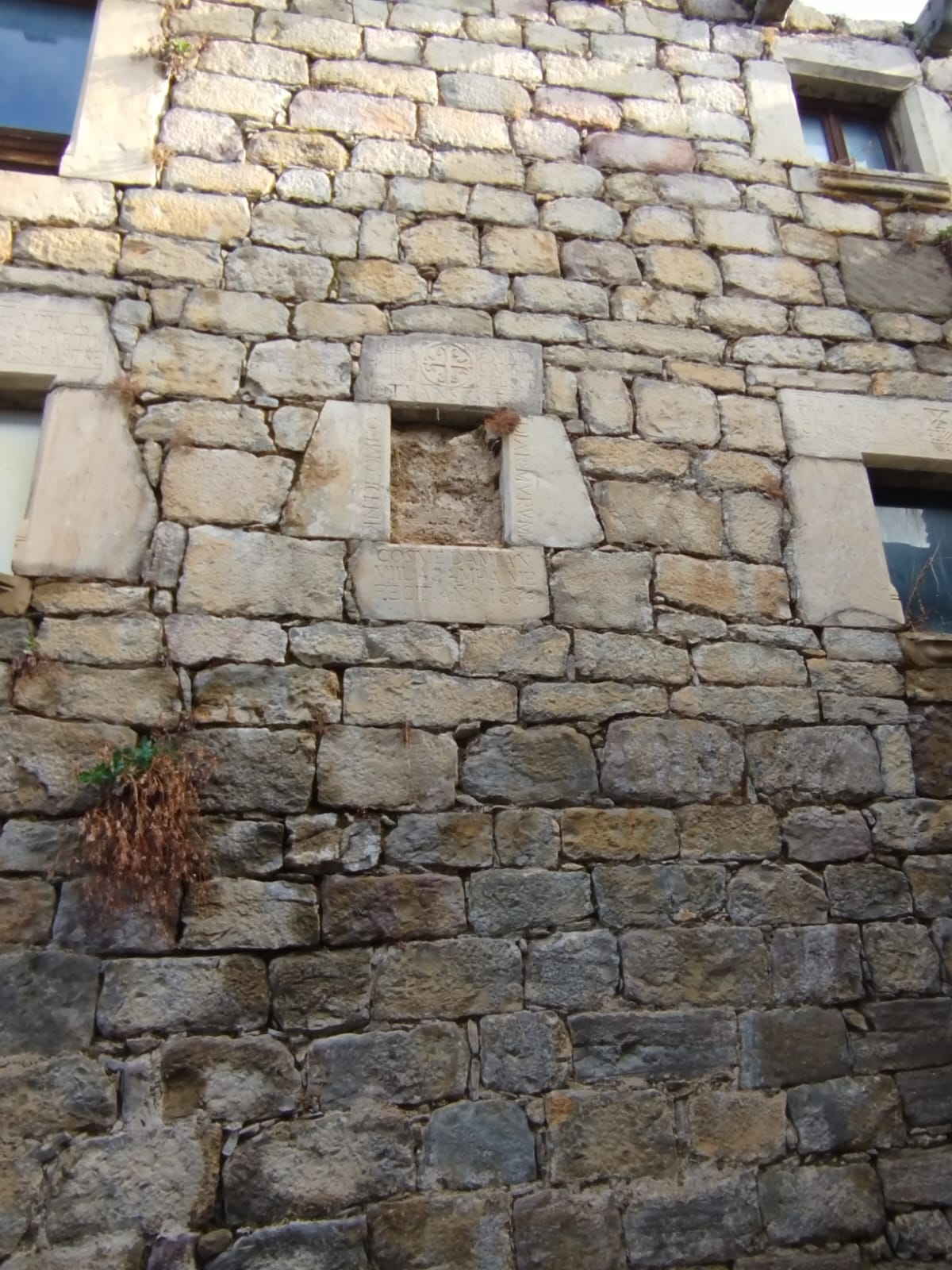 Pared de la casa sin el escudo