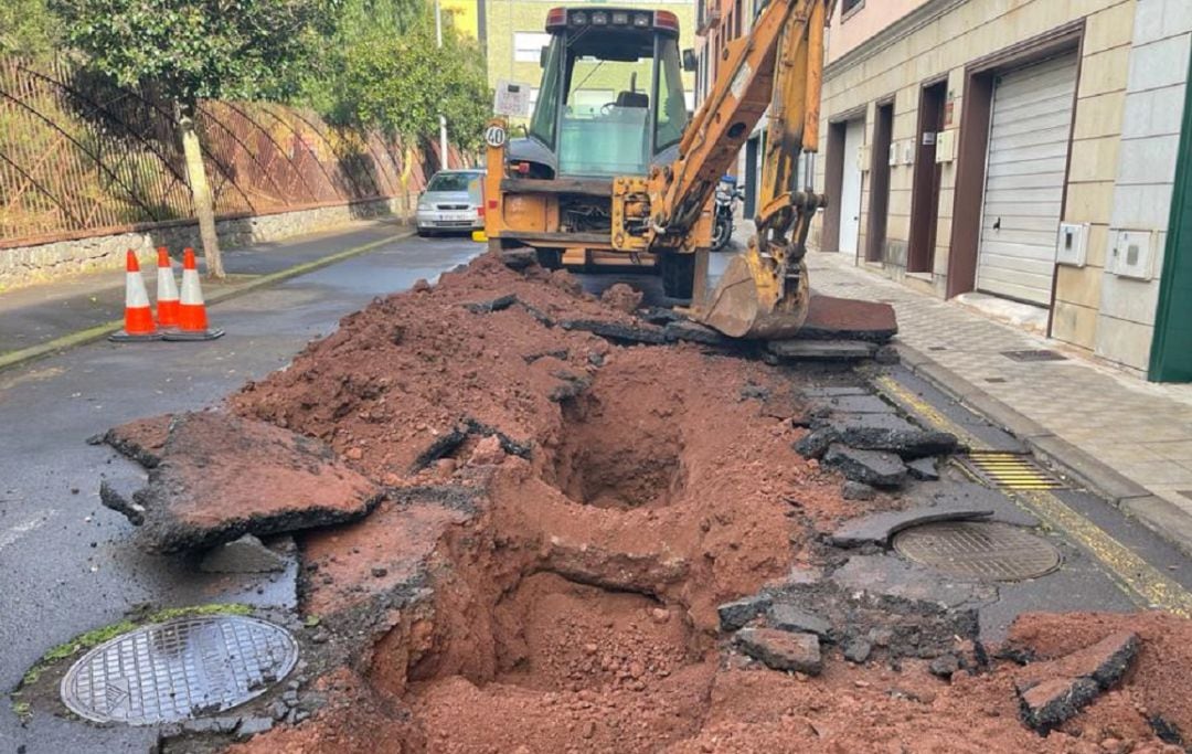 Socavón en una calle de San Benito 