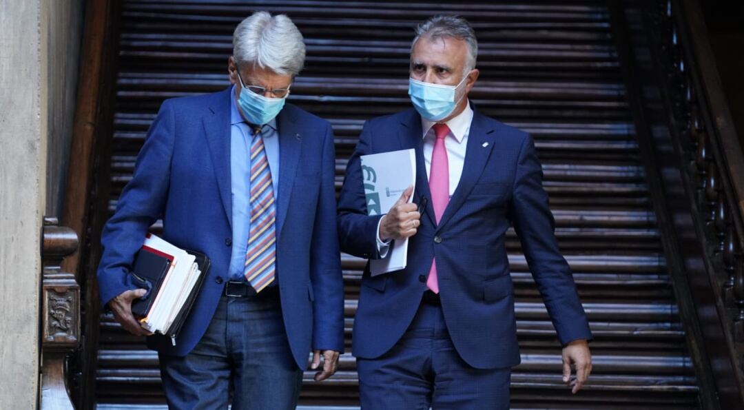 Angel Víctor Torres (d), presidente de Canarias, acompañado del portavoz del Gobierno, Julio Pérez (iz) en un momento en la sede de la Presidencia del Gobierno de Santa Cruz de Tenerife momentos antes del anuncio de los detalles del decreto canario tras el estado de alarma