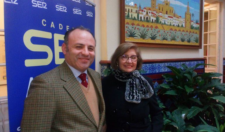 Maruja Vilches y Enrique Durán en los estudios de Radio Sevilla