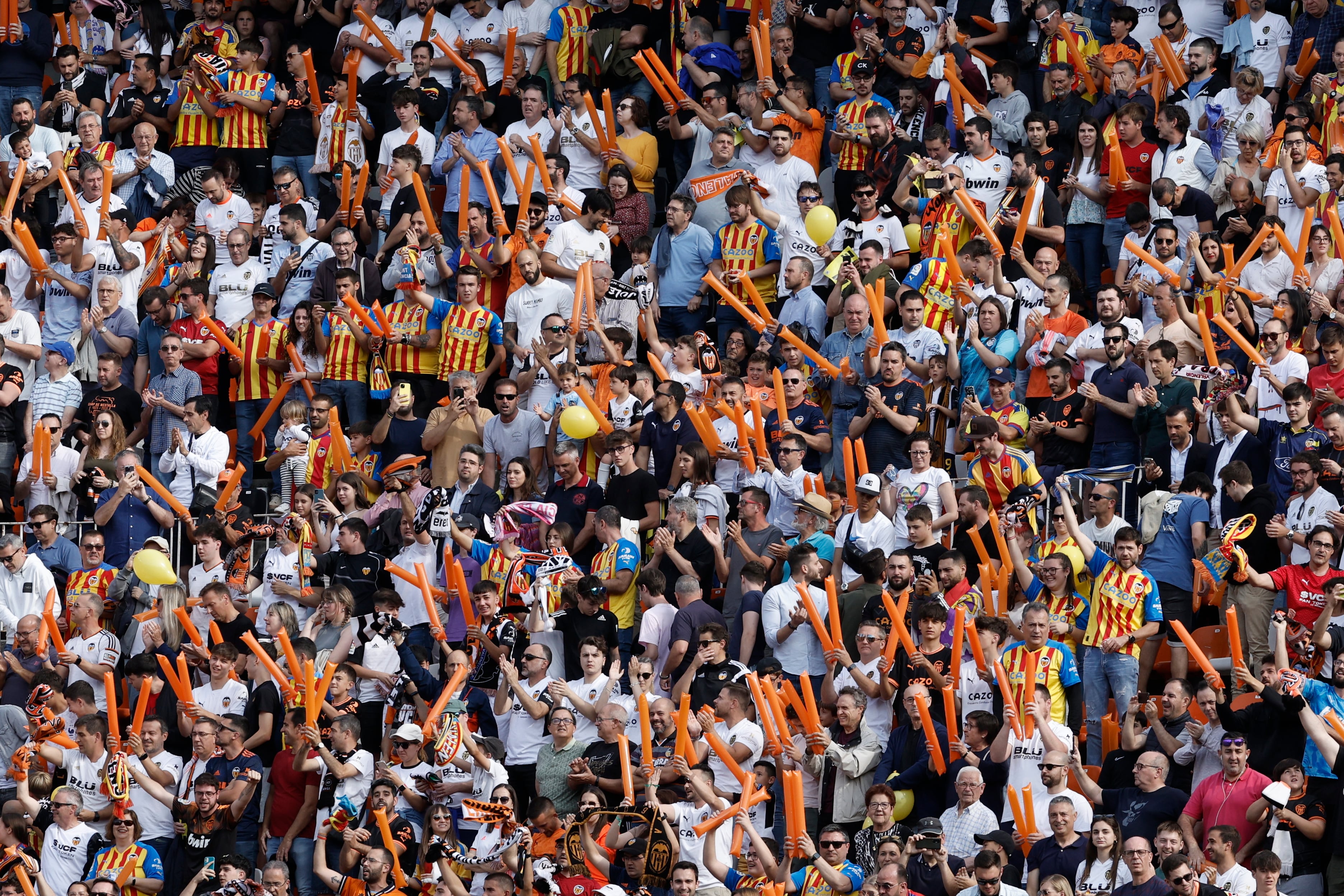 VALENCIA 21/05/2023.- Aficionados del Valencia animan a su equipo durante el partido correspondiente a la jornada 35 de LaLiga Santander que disputan Valencia CF y Real Madrid este domingo en Mestalla (Valencia). EFE/ Biel Aliño
