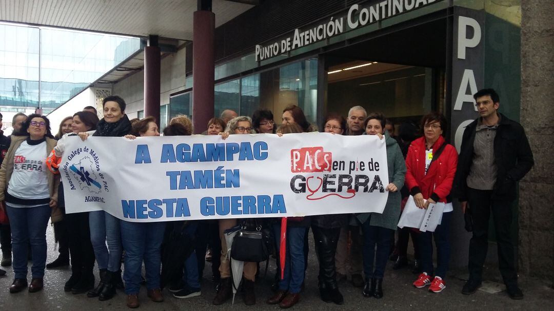 Concentraión de las trabajadoras a las puertas del PAC de Santiago.