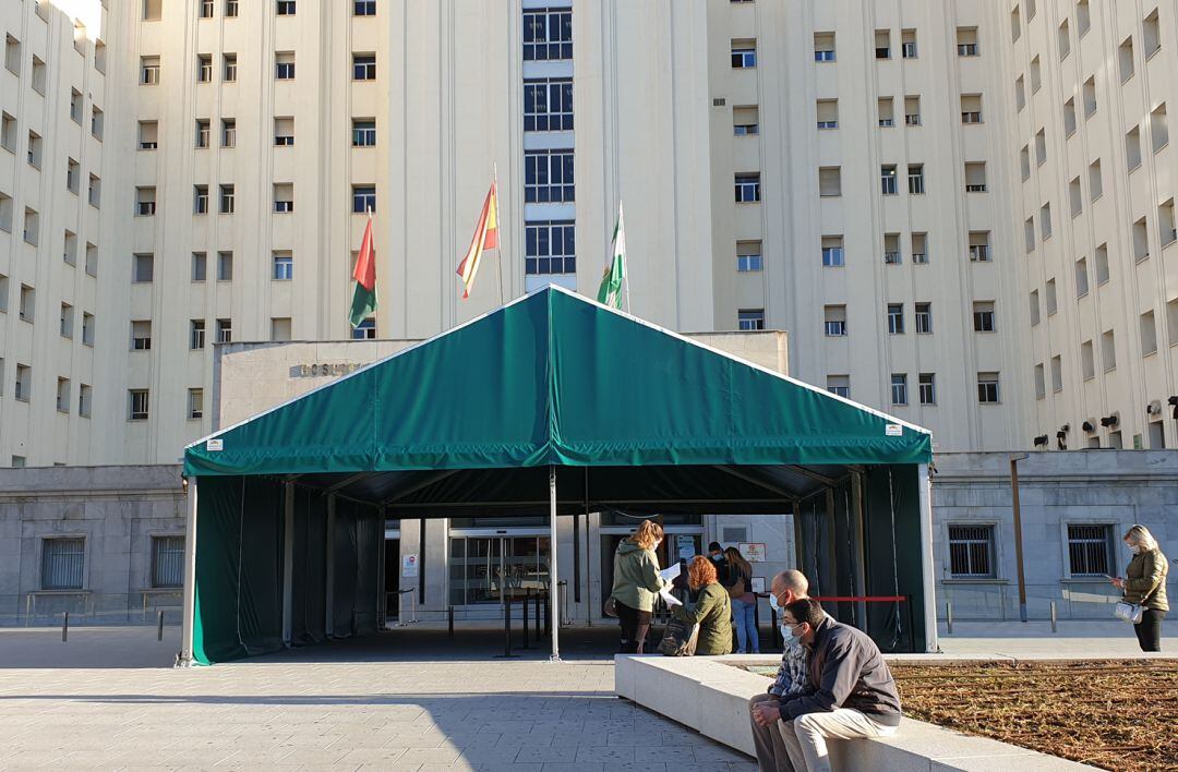 Carpa instalada en la entrada del hospital Virgen de las Nieves de Granada