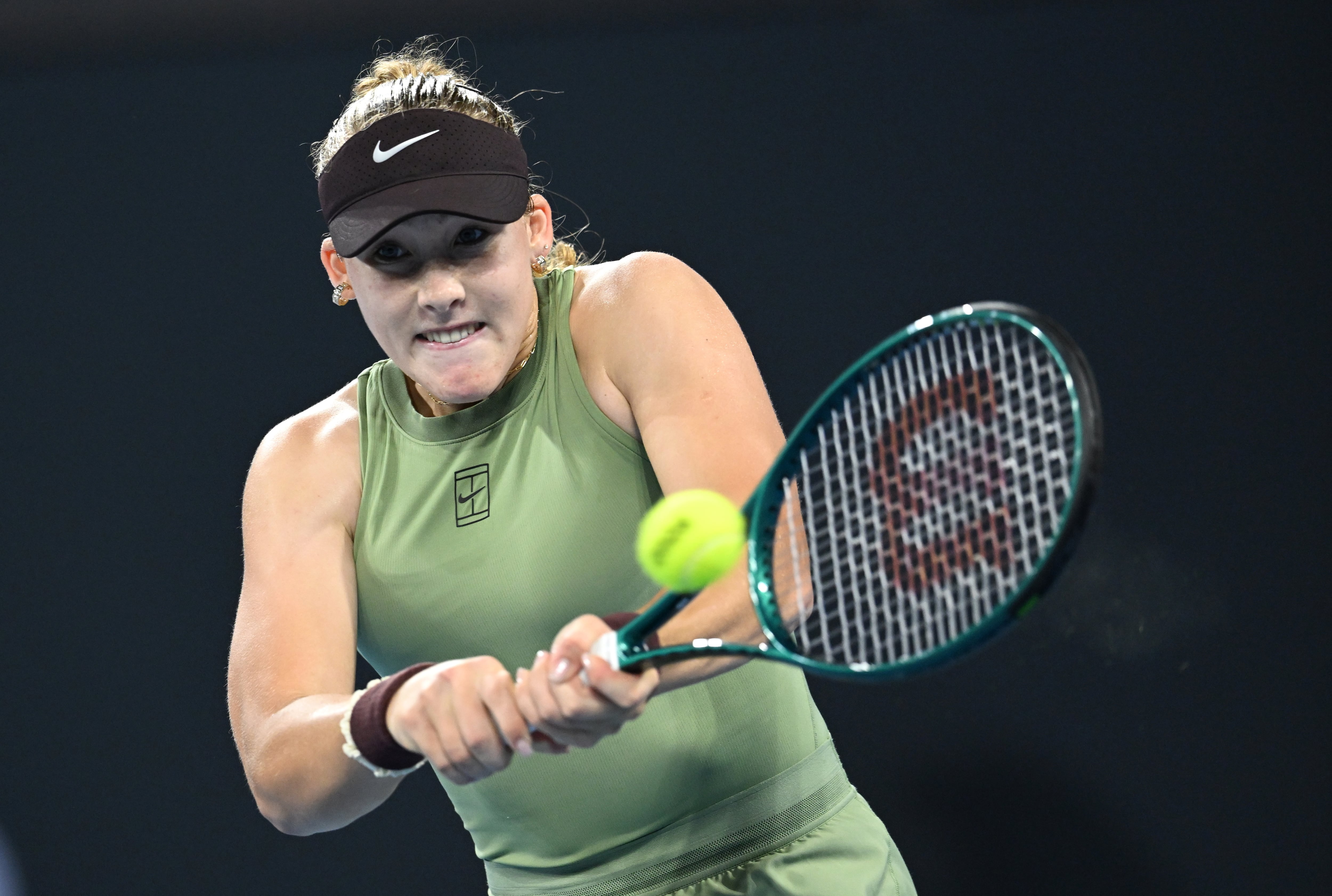 Mirra Andreeva (Rusia) en acción durante el partido de Cuartos de final contra Marta Kostyuk (Ucrania) en el Torneo de tenis internacional de Brisbane
