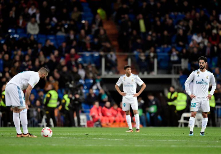 Benzema, Achraf e Isco, después de uno de los goles del Leganés en el Bernabéu