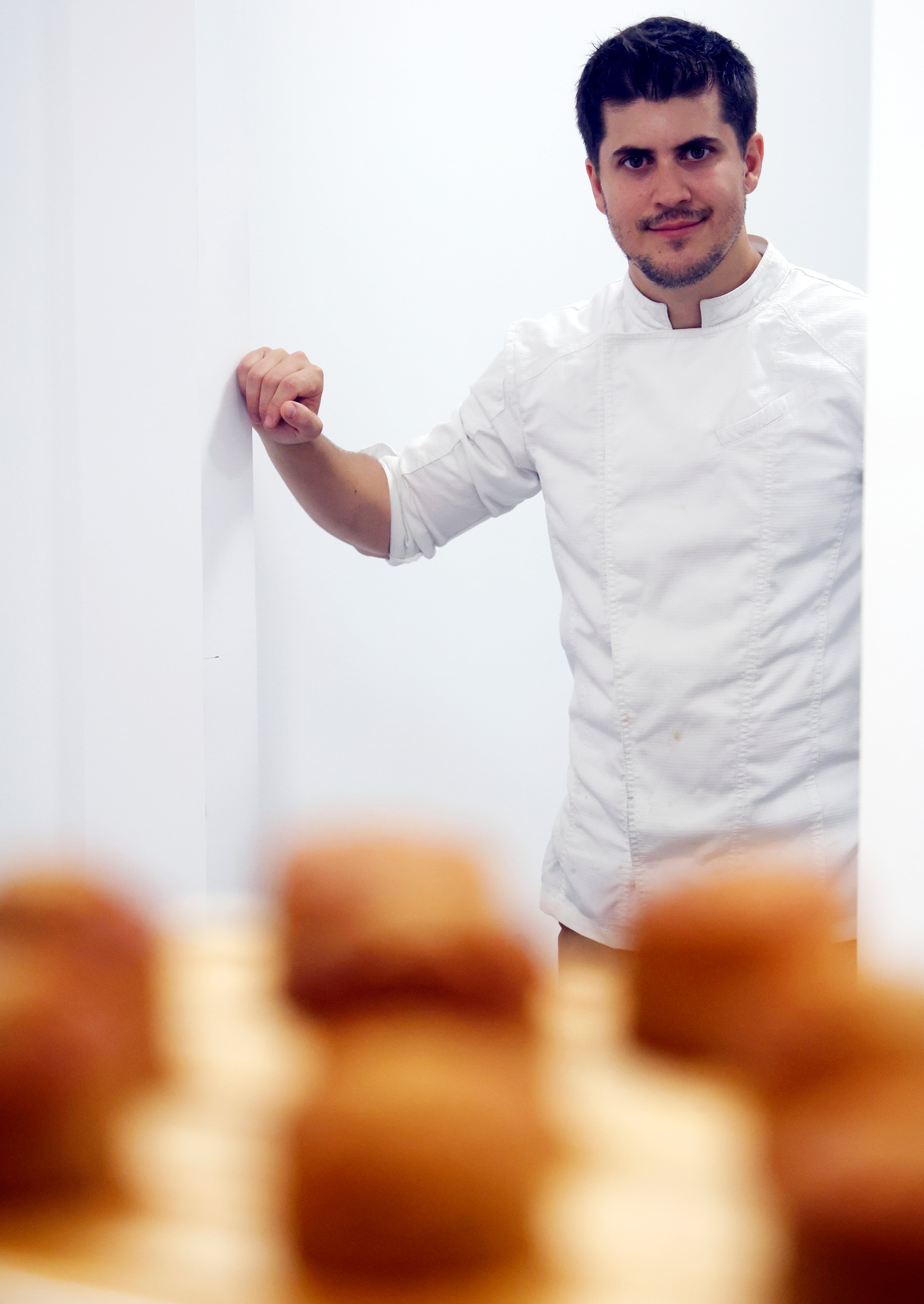 Santiago Yáñez, en el nuevo local de KeriKO en la plaza de Amboage de Ferrol (foto: Kiko Delgado / EFE)
