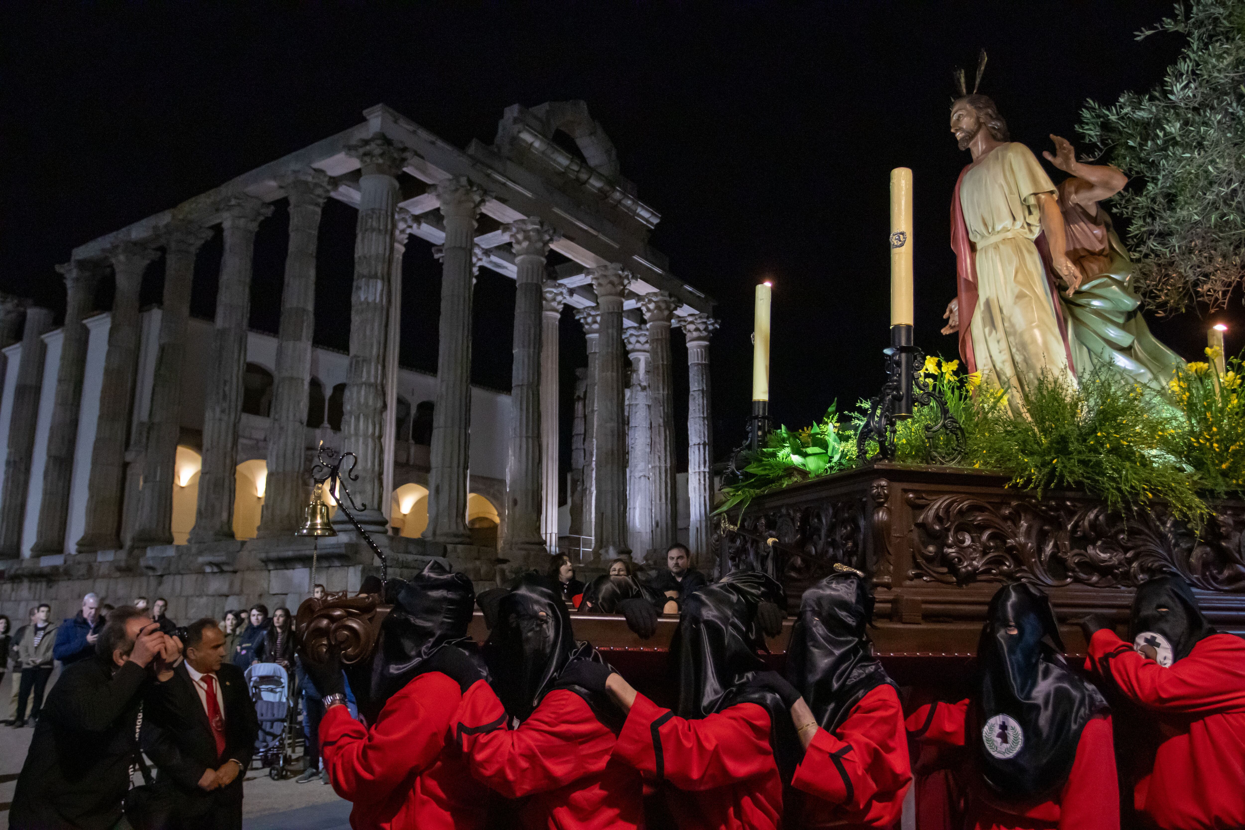 *ACOMPAÑA CRÓNICA* GRAF7568. MÉRIDA, 24/03/2024.- Fotografía de archivo de la Semana Santa de Mérida, declarada fiesta de interés turístico internacional, pasando frente al Templo de Diana. EFE/Jero Morales