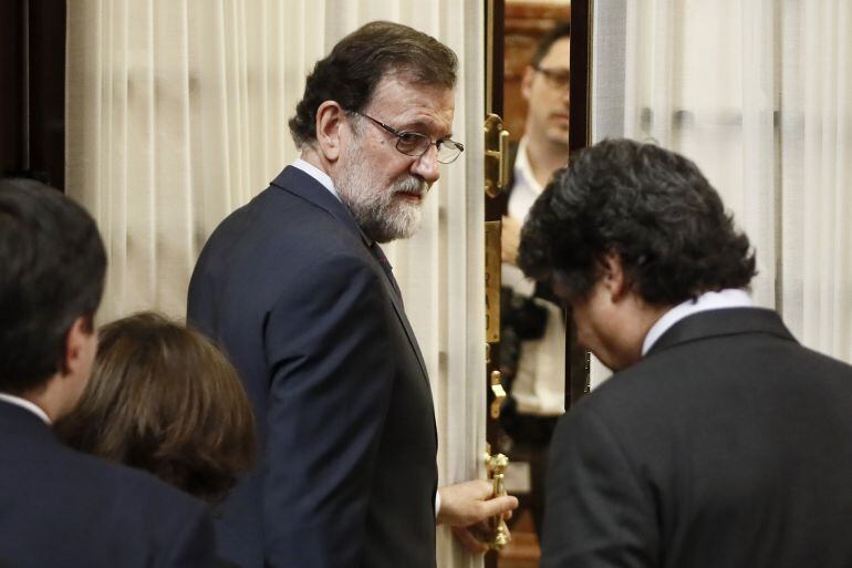 El presidente del Gobierno, Mariano Rajoy, sale del hemiciclo en un receso de la sesión de control al Ejecutivo