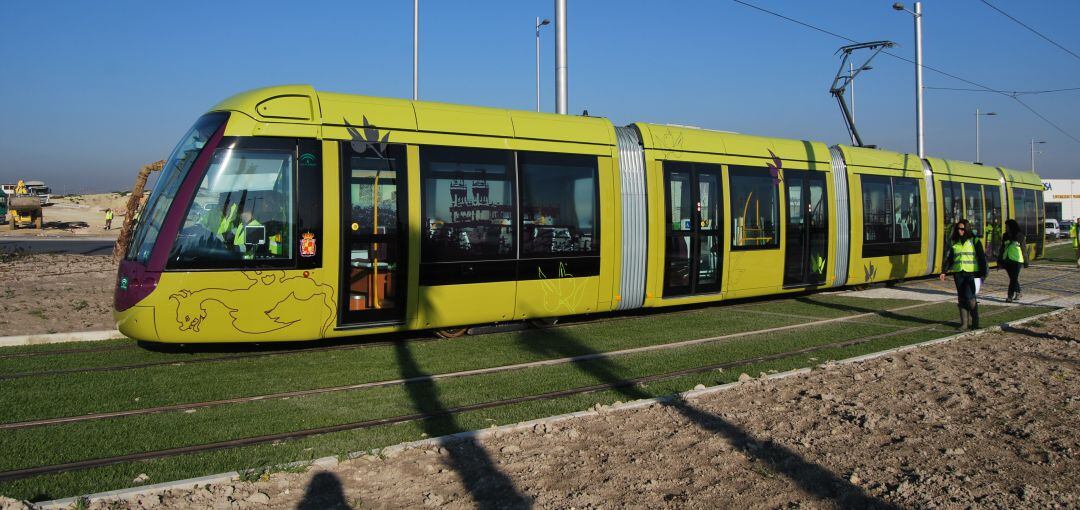 El tranvía de Jaén durante una de sus pruebas.