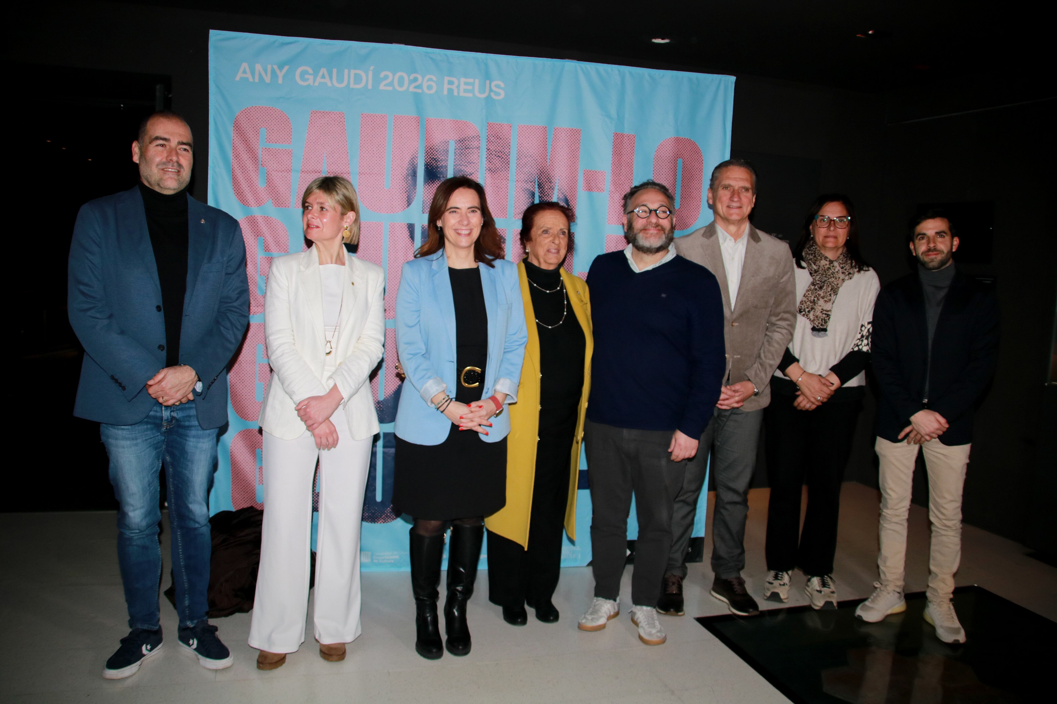 L'alcaldessa de Reus, Sandra Guaita, la regidora de Projecció de Ciutat, Noemí Llauradó; el regidor de Cultura, Daniel Recasens, entre altres regidors, i Maite Gaudí, de l'Associació d'Amics de Gaudí, en la presentació de les accions de l'Any Gaudí