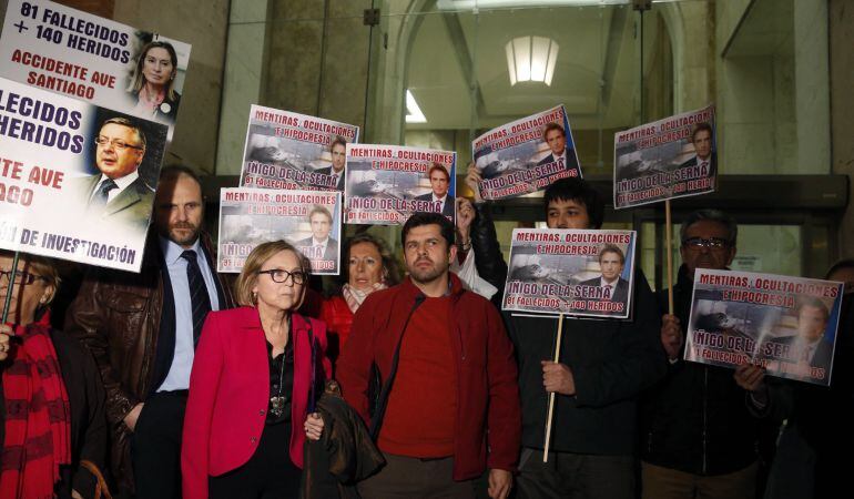 Representantes de la Plataforma a la salida del Ministerio, donde han mantenido una reunión con el ministro de Fomento, Íñigo de la Serna.