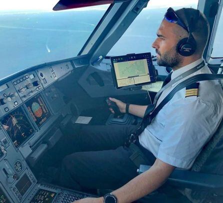 El candidato a astronauta, pilotando un avión