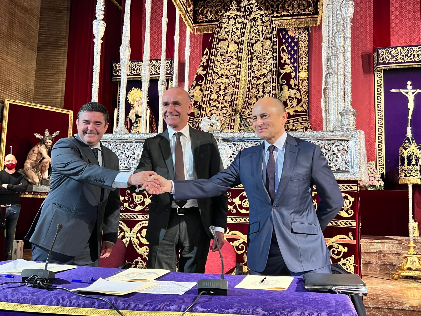 El alcalde, Antonio Muñoz, en el centro de la imagen junto al teniente hermano mayor de Las Cigarreras y el presidente de la empresa KKH