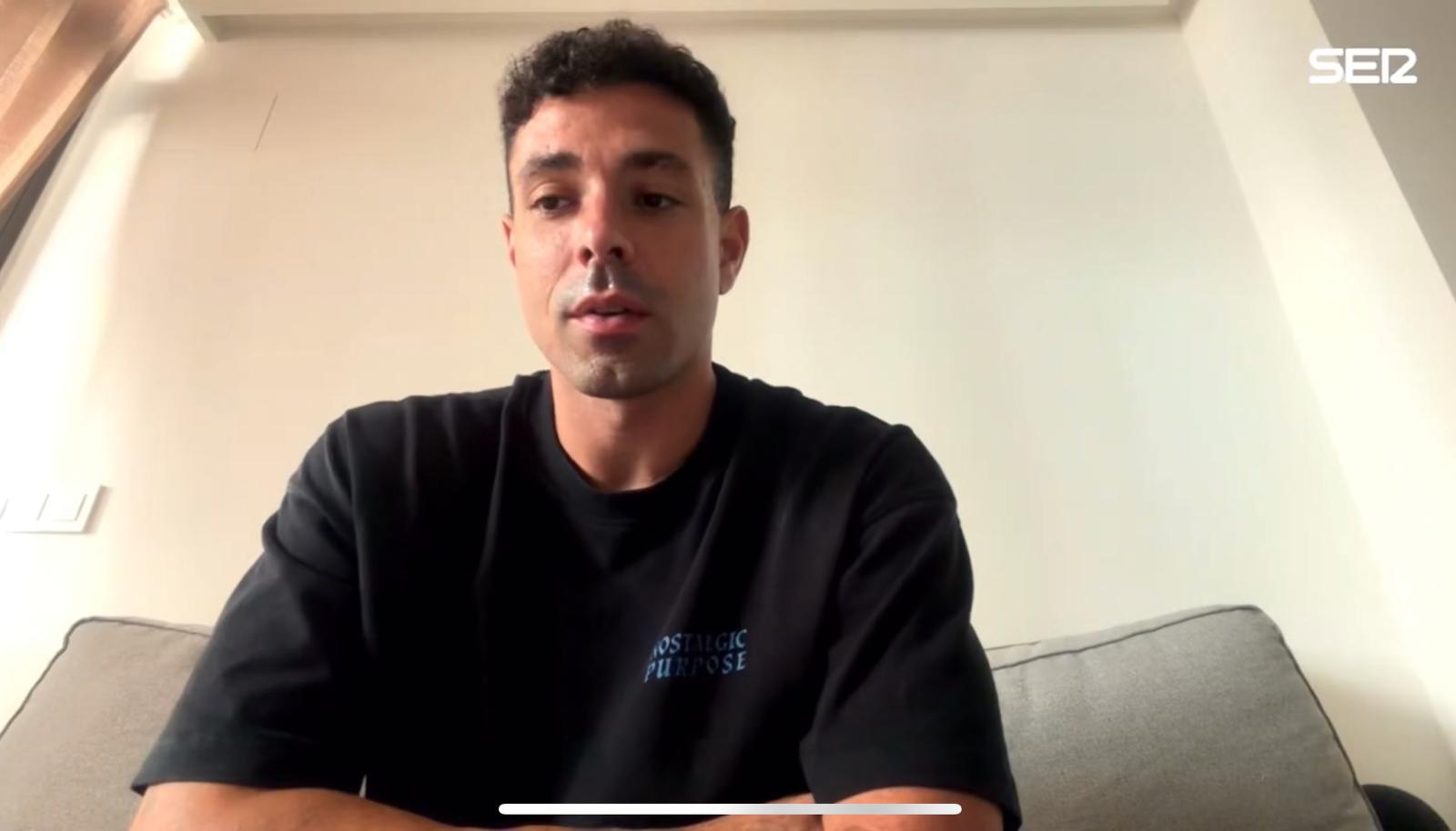 Álvaro Bustos, jugador del Real Murcia, atiende a Radio Murcia