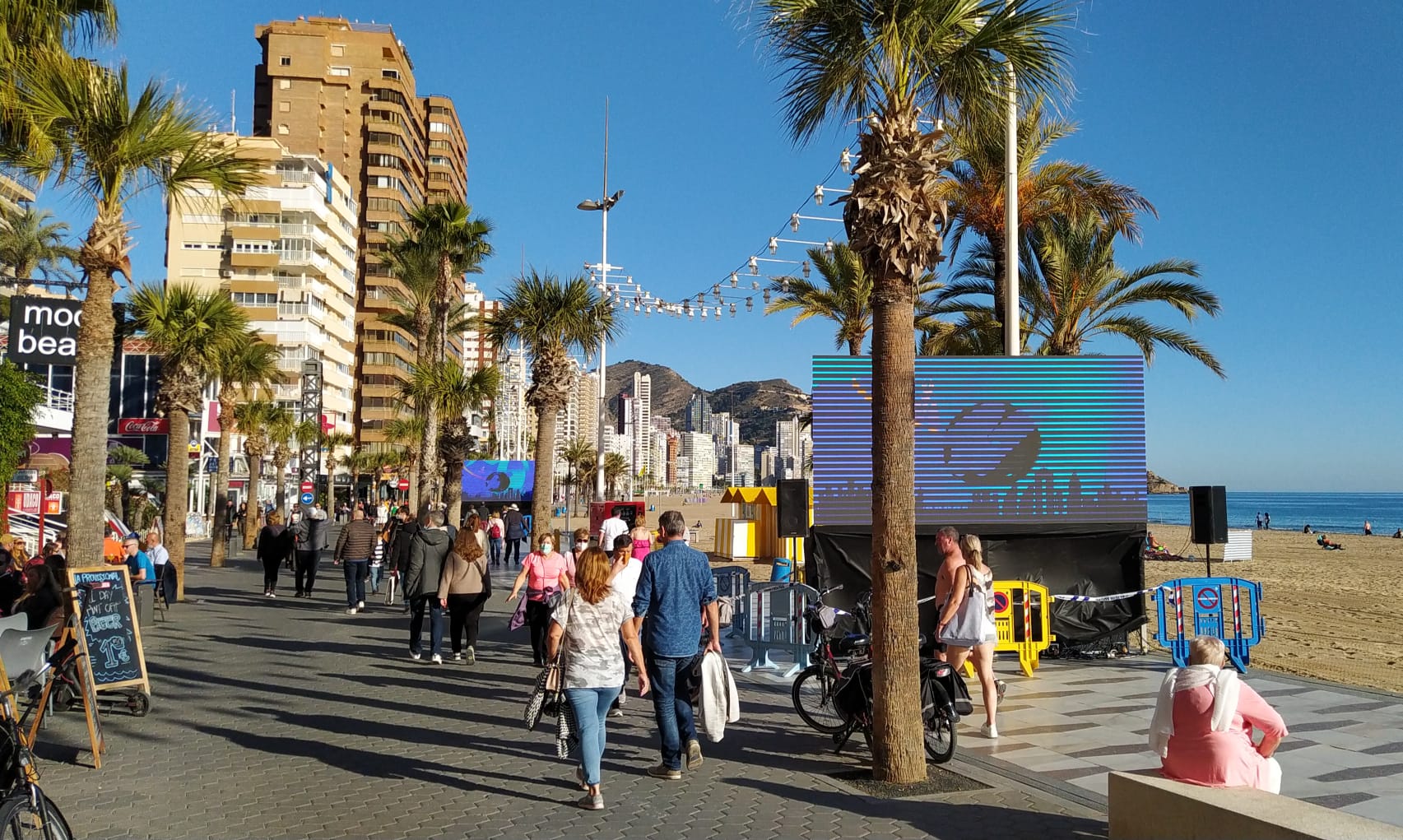Paseo de la playa de Levante de Benidorm durante el fin de semana del Benidorm Fest