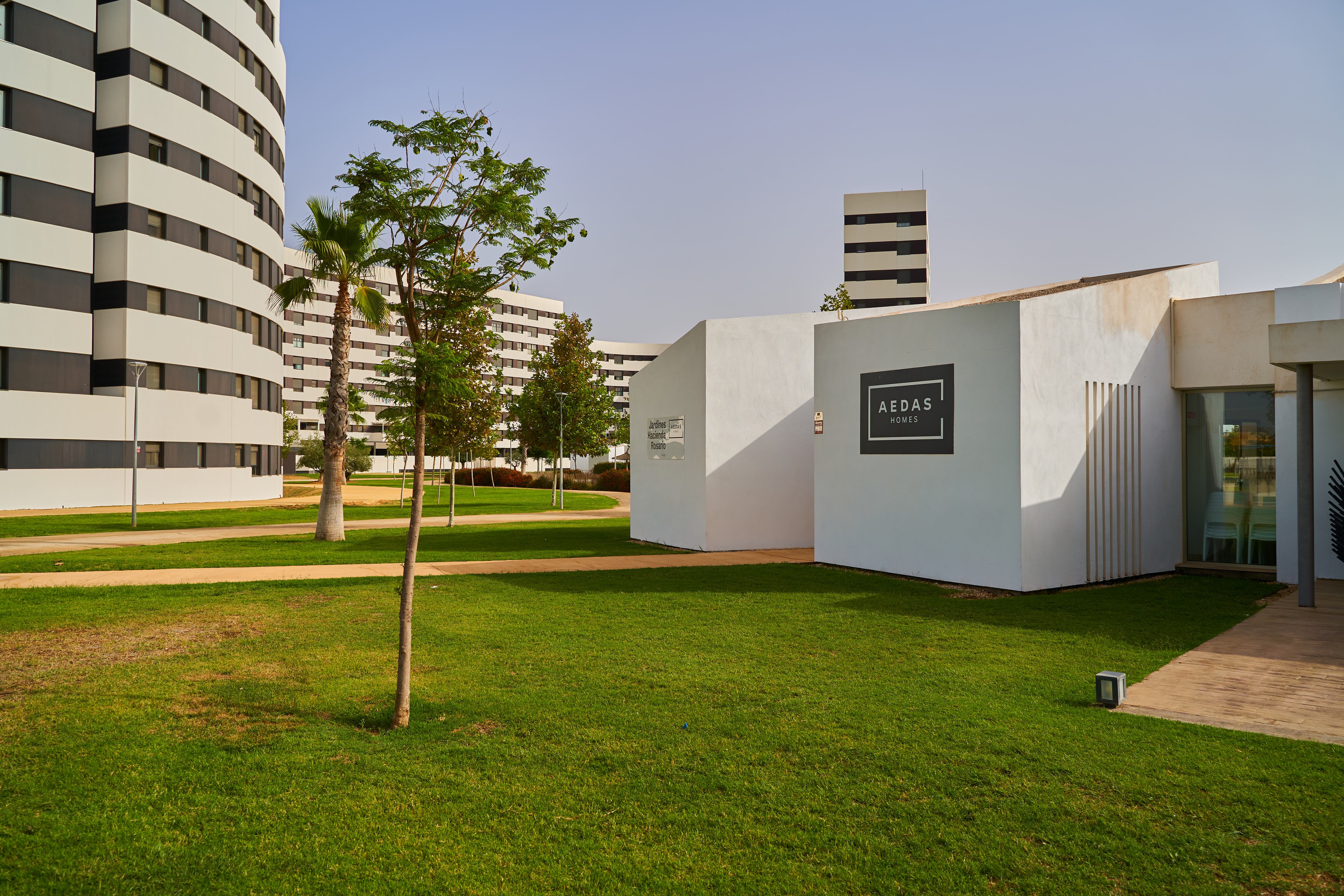 Entrada al club social del gran proyecto residencial Jardines Hacienda Rosario de AEDAS Homes en Sevilla