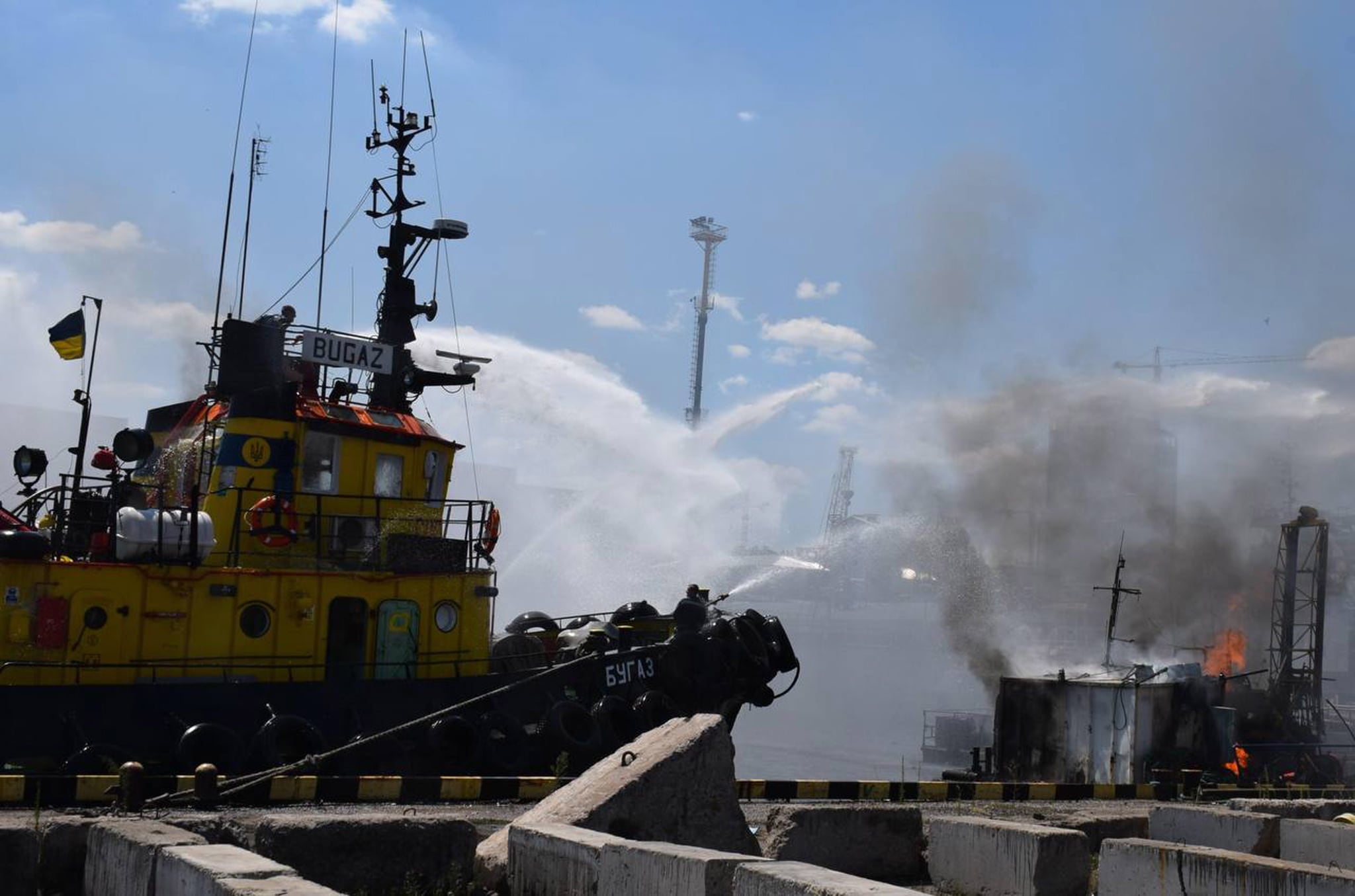 Misiles rusos atacan al puerto de Odesa.