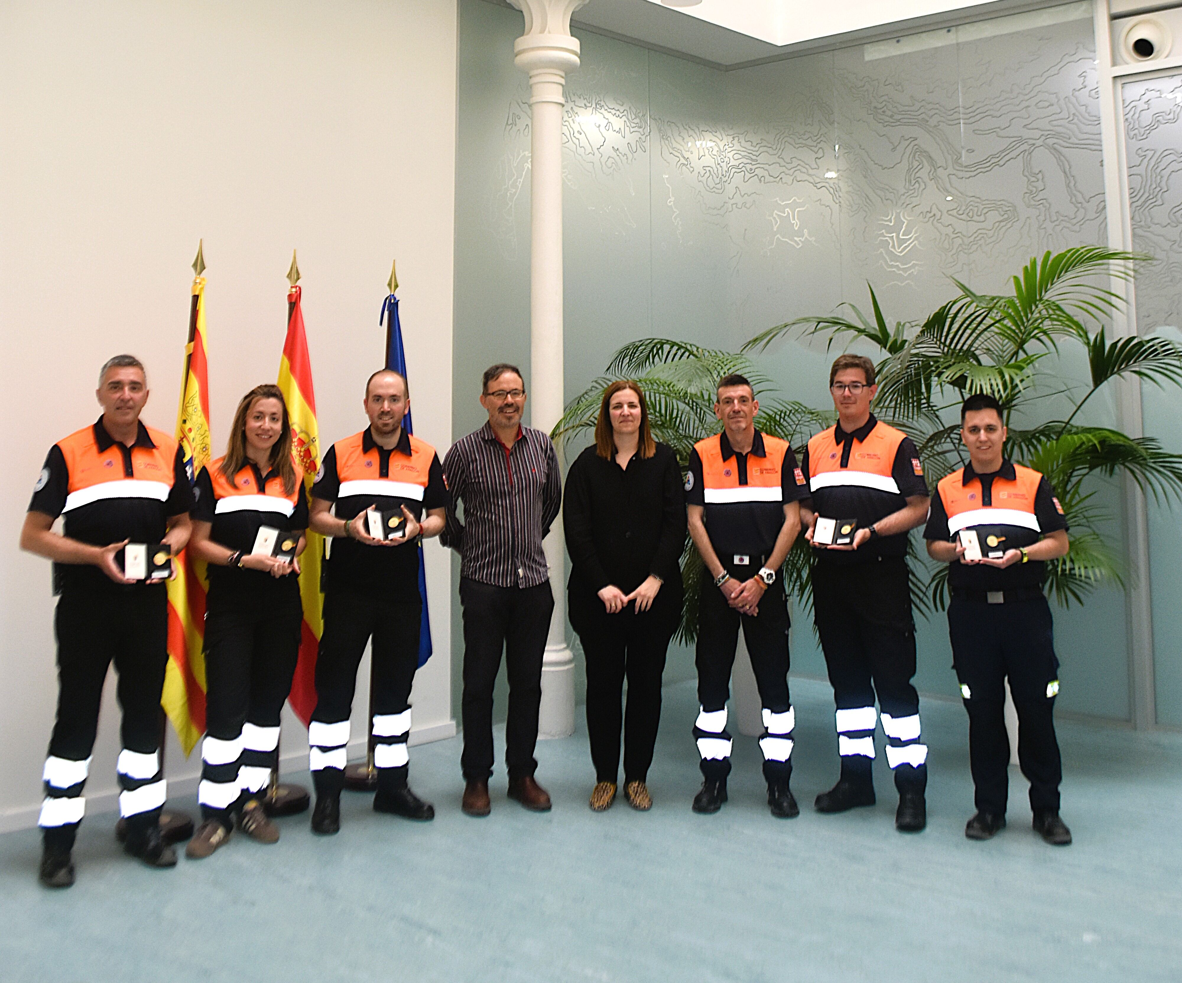 Momento de la entrega de las medallas a los miembros de Protección Civil en Huesca
