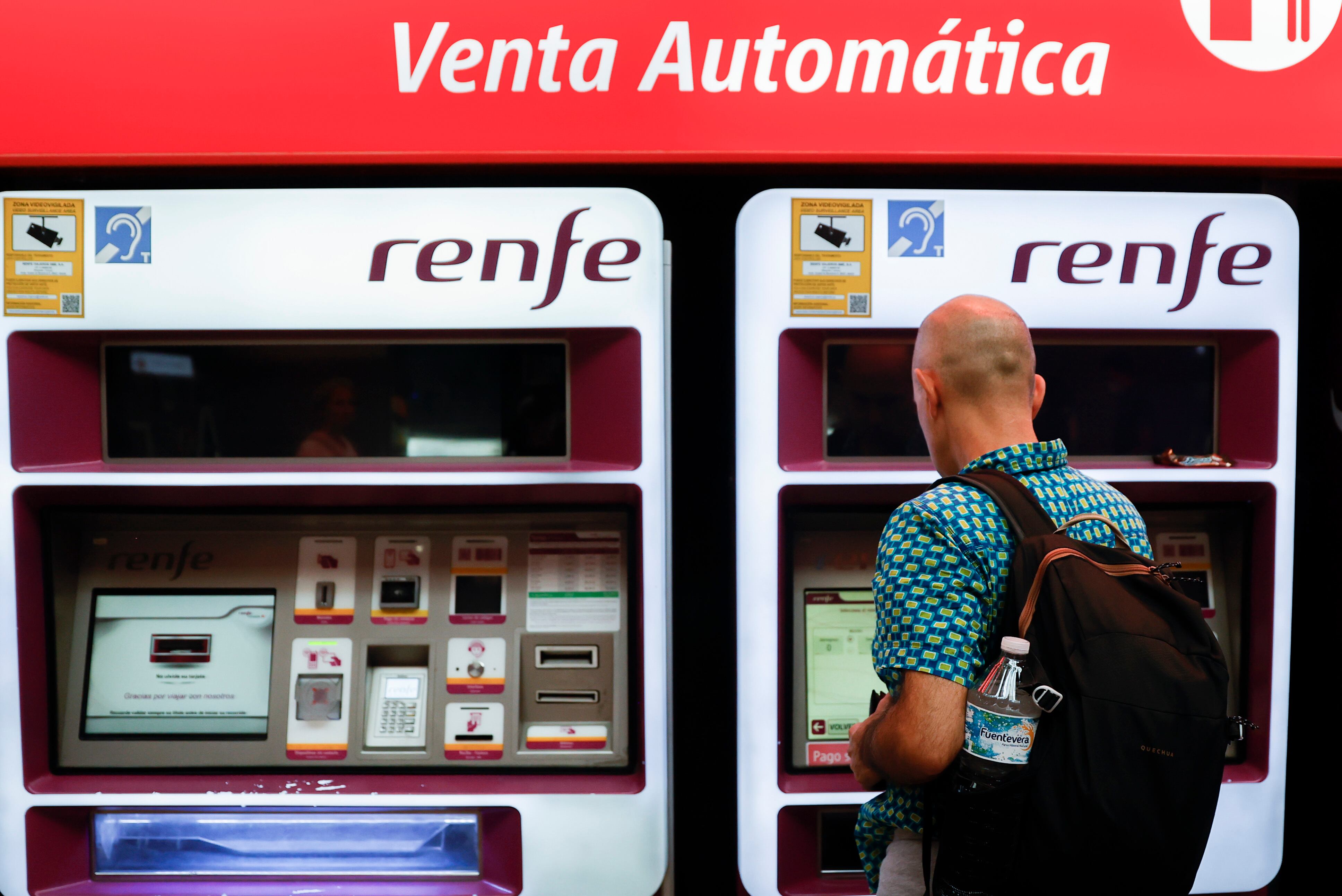 MADRID, 24/08/2022.- Viajeros gestionan la compra de sus abonos en máquinas expendedoras de billetes en una estación de Cercanías de Madrid. Los viajeros recurrentes de Renfe pueden adquirir desde hoy el nuevo abono gratuito con el que podrán viajar en determinados trenes desde el 1 de septiembre. EFE/Mariscal
