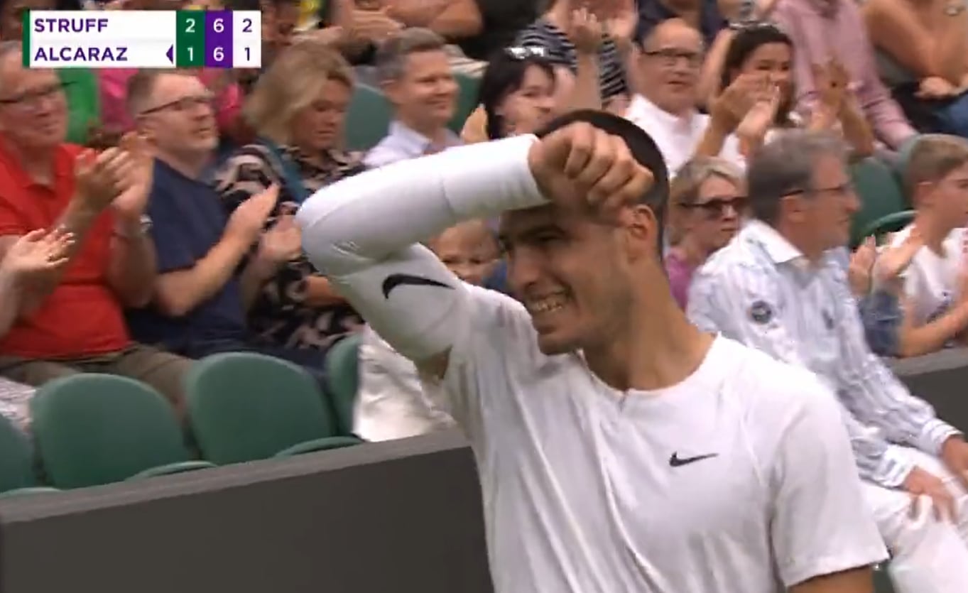 La cara de Carlos Alcaraz tras completar el punto.