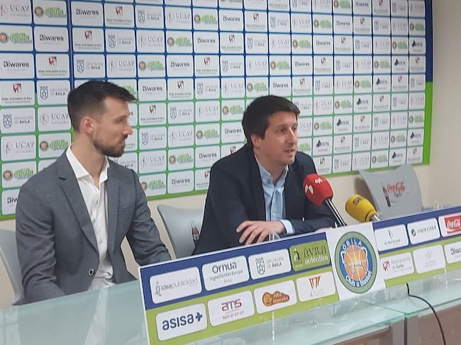 Carlos Hernández Guío (d) cede el testigo en la presidencia del Óbila a Jonah Callenbach