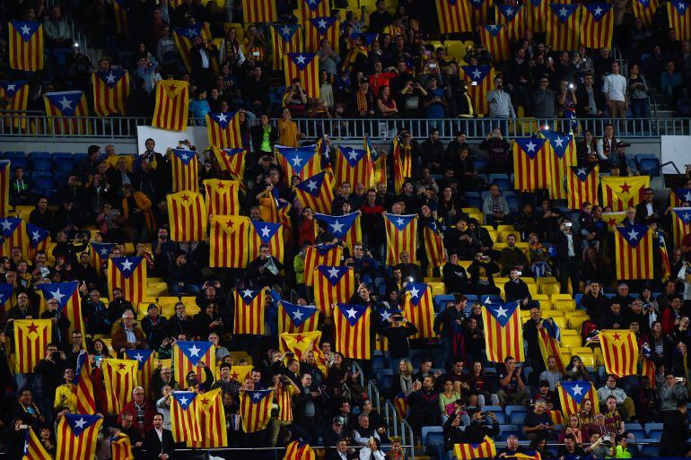 Banderas independentistas en el Camp Nou.