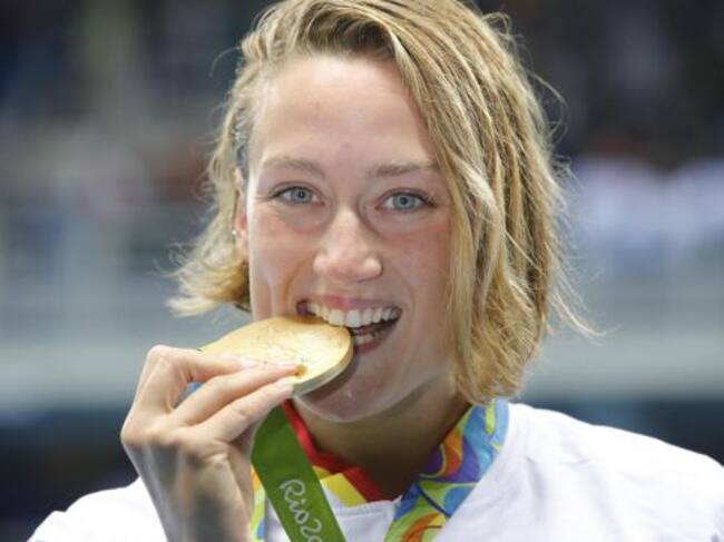 Mireia Belmonte muerde la medalla de oro conseguida en los 200 mariposa