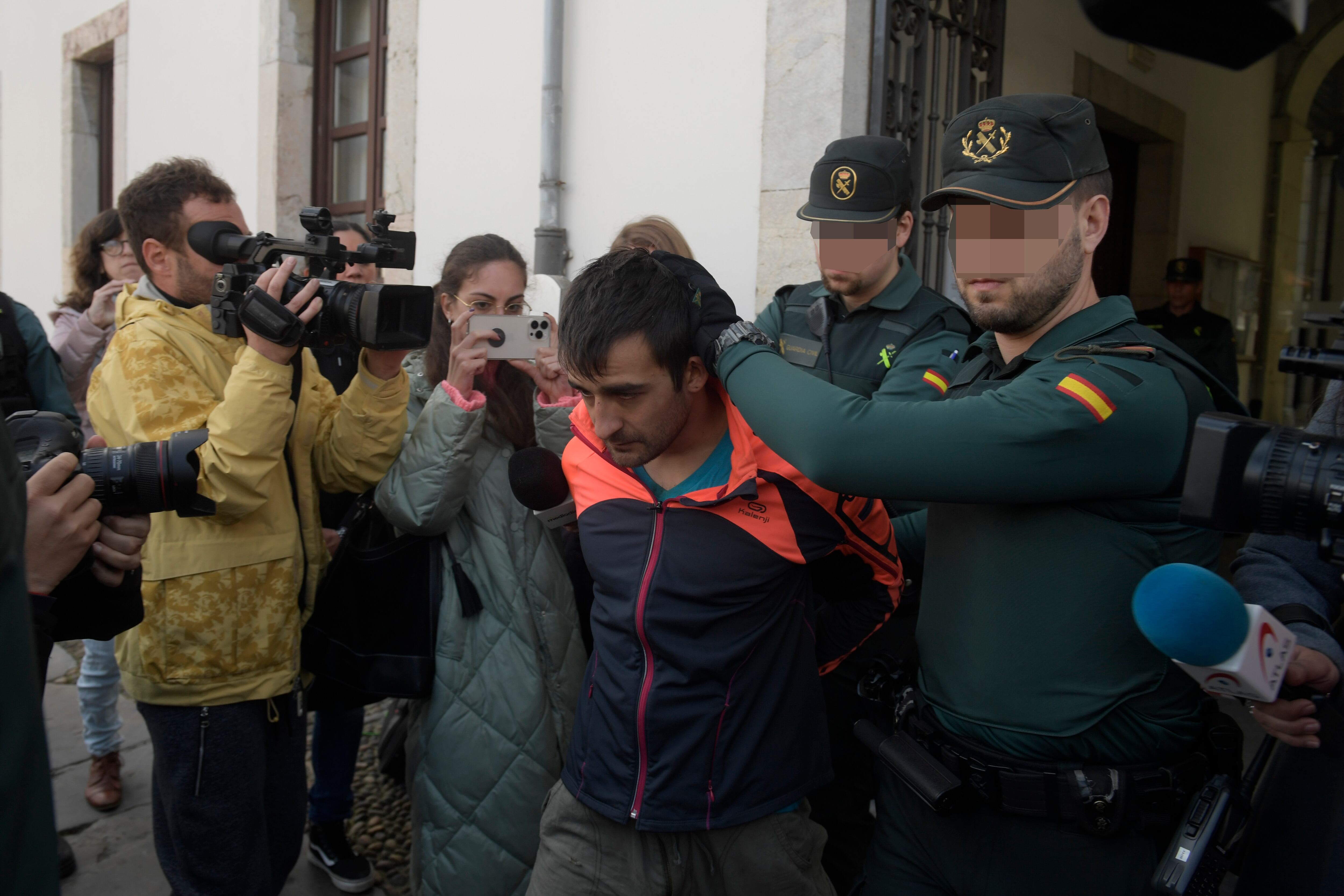 El detenido sale de los juzgados de Pravia bajo custodia de la Guardia Civil.