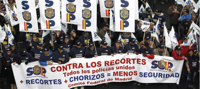 Unos 5.000 policías se han manifestado este sábado en Madrid convocados por el Sindicato Unificado de Policía (SUP), mayoritario en el cuerpo, para trasladar al Ministerio del Interior su malestar por los recortes salariales a los agentes.