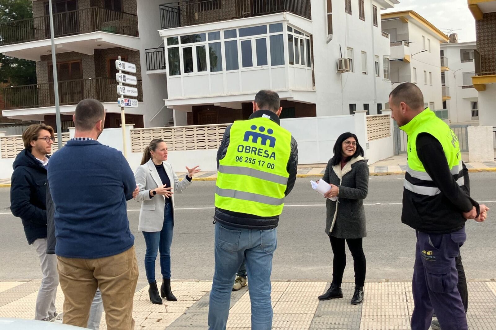 La vicealcaldesa Ana Morell durante la visita a las obras de la Vía Ronda de la Playa de Oliva.