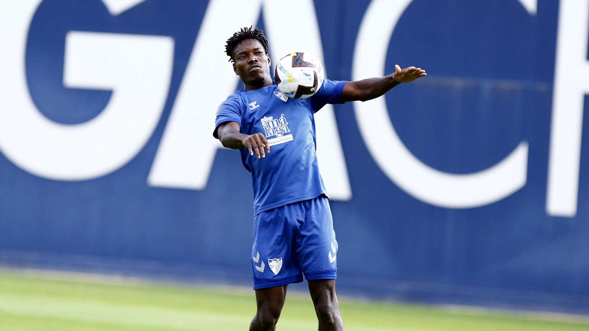 Lumor controla un balón en el anexo