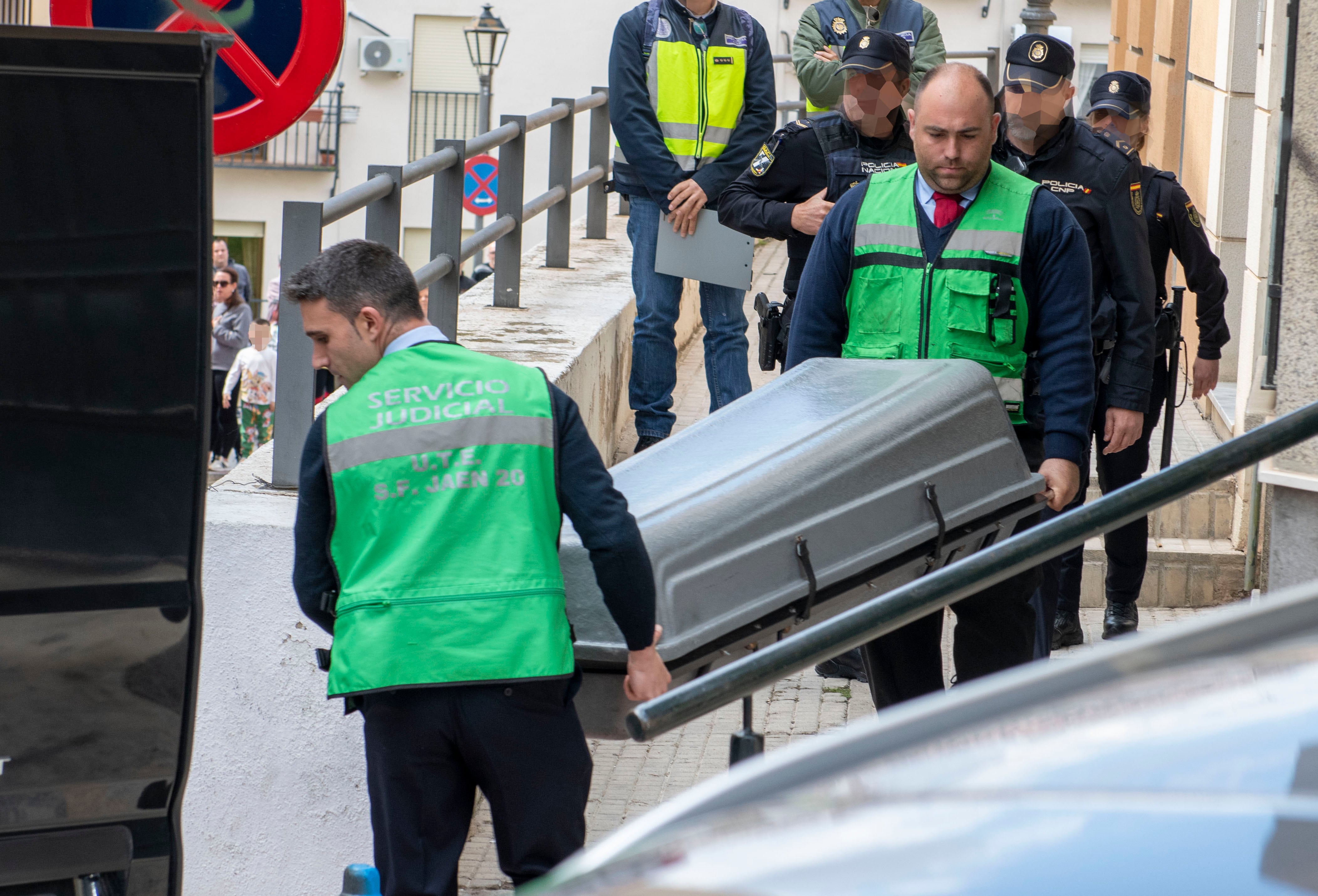 Los servicios funerarios trasladan un cuerpo.