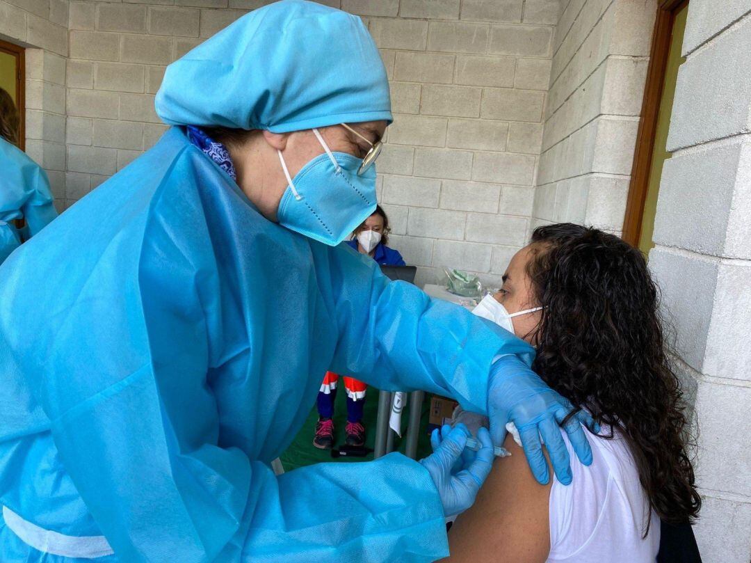 Una mujer recibe una dosis de la vacuna contra el coronavirus.