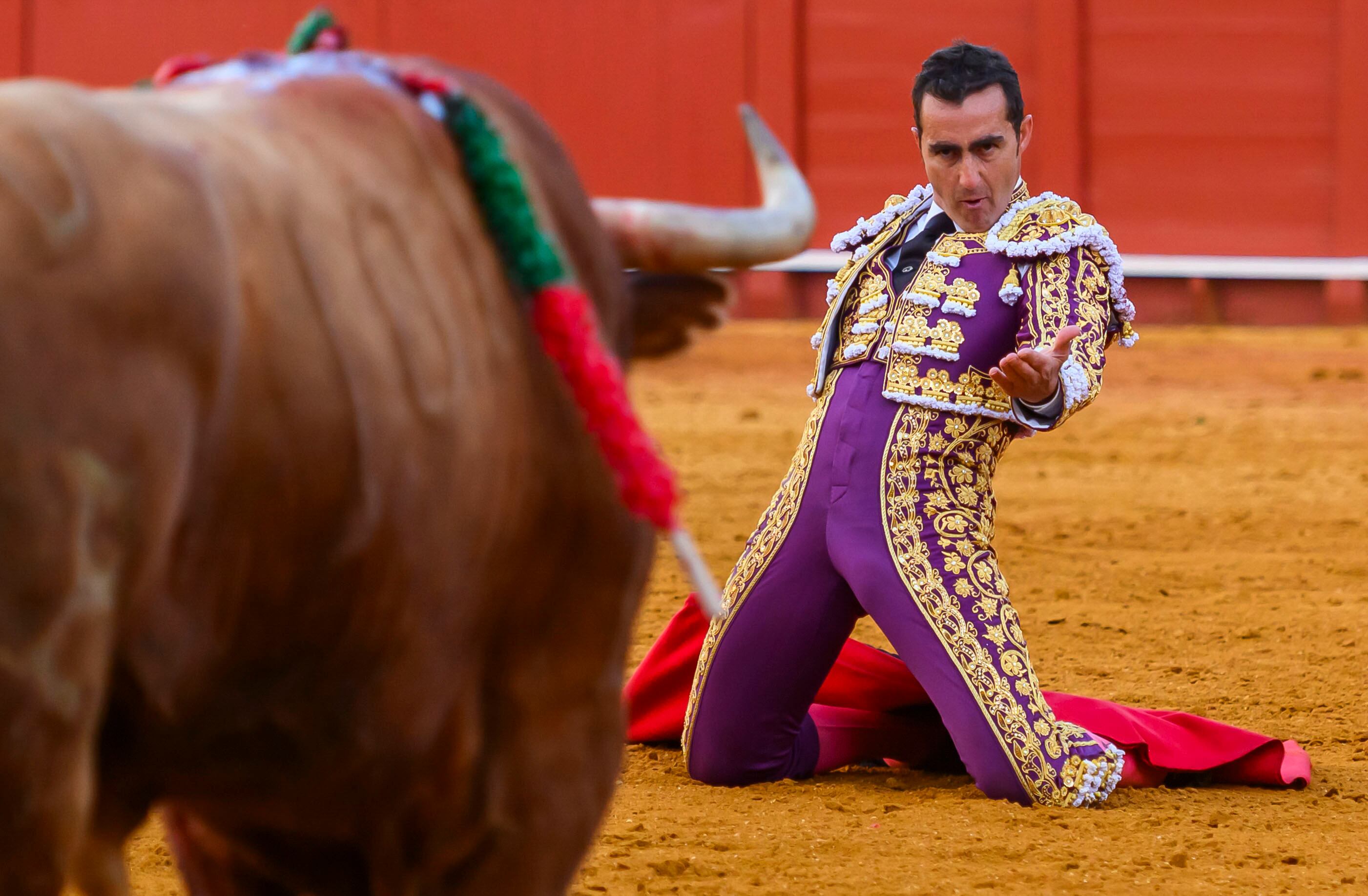 SEVILLA, 30/04/2025.- El diestro David Fandila &#039;?ElFandi&#039; con su segundo toro de la tarde ?este miércoles, en el cuarto festejo de abono en La Real Maestranza de Sevilla. EFE/ Raúl Caro

