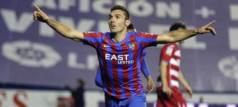 El delantero del Levante UD, David Barral, celebra su gol, segundo del equipo levantinista, durante el partido de la vigésimo cuarta jornada de Liga en Primera División