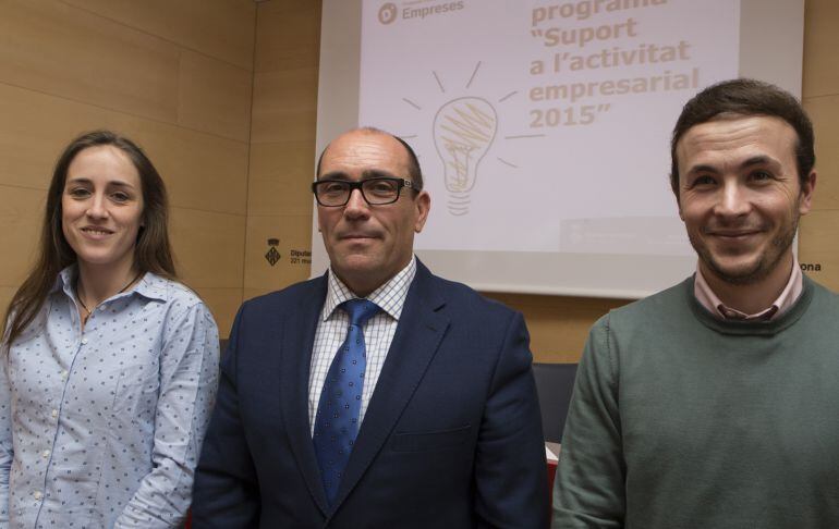 Laura Seras, cap de compres de TECNIC INDUSTRIAL SL, Josep Antoni Frias, diputat de Promoció Econòmica i Manel Moyano, director de TECNIC INDUSTRIAL SL.