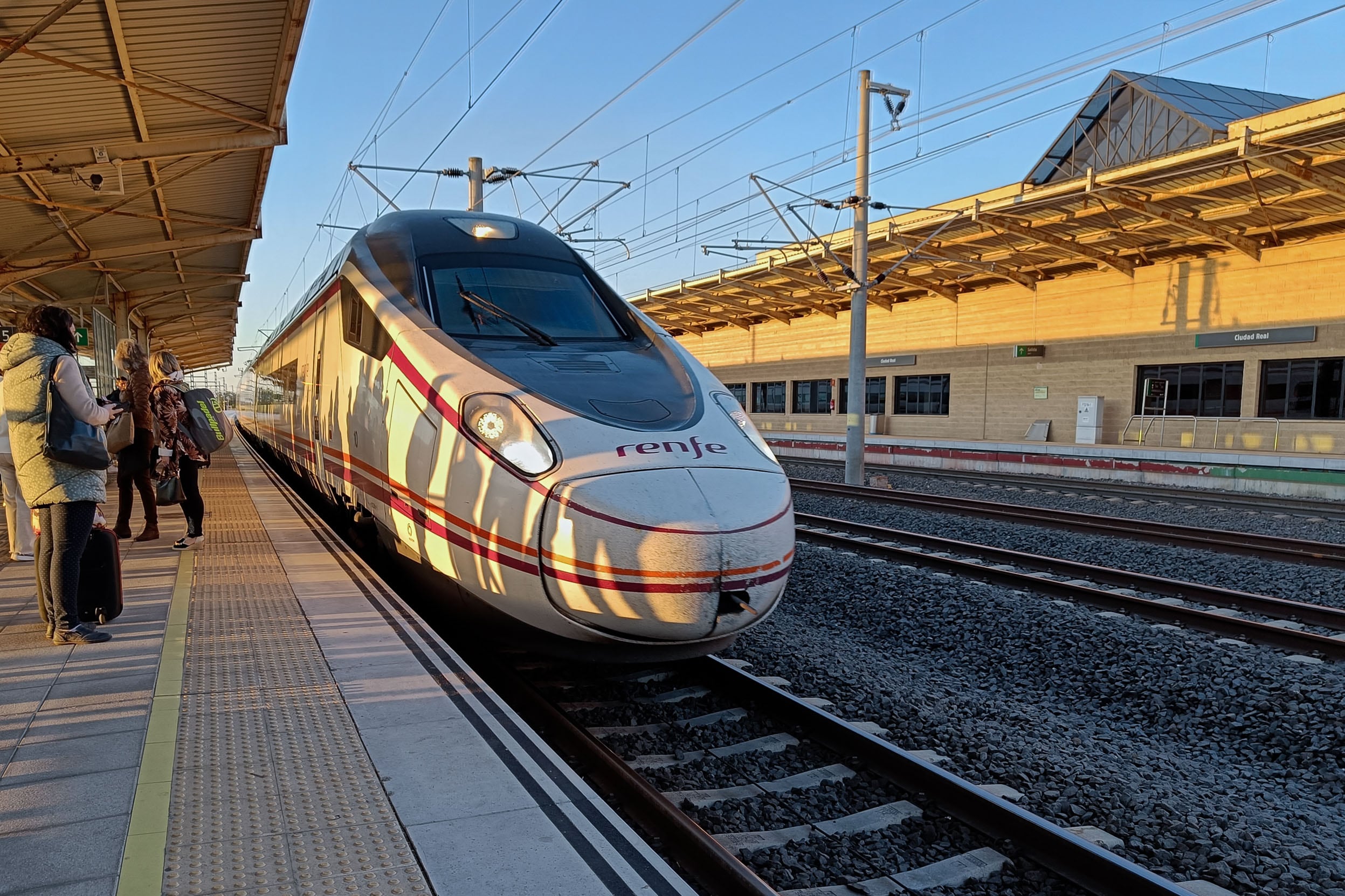 CIUDAD REAL, 16/05/2023.- Imagen de archivo de un tren de alta velocidad en Castilla-La Mancha. EFE/Jesús Monroy