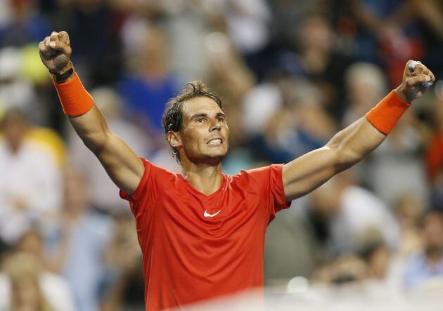 Nadal celebra el triunfo alzando los brazos