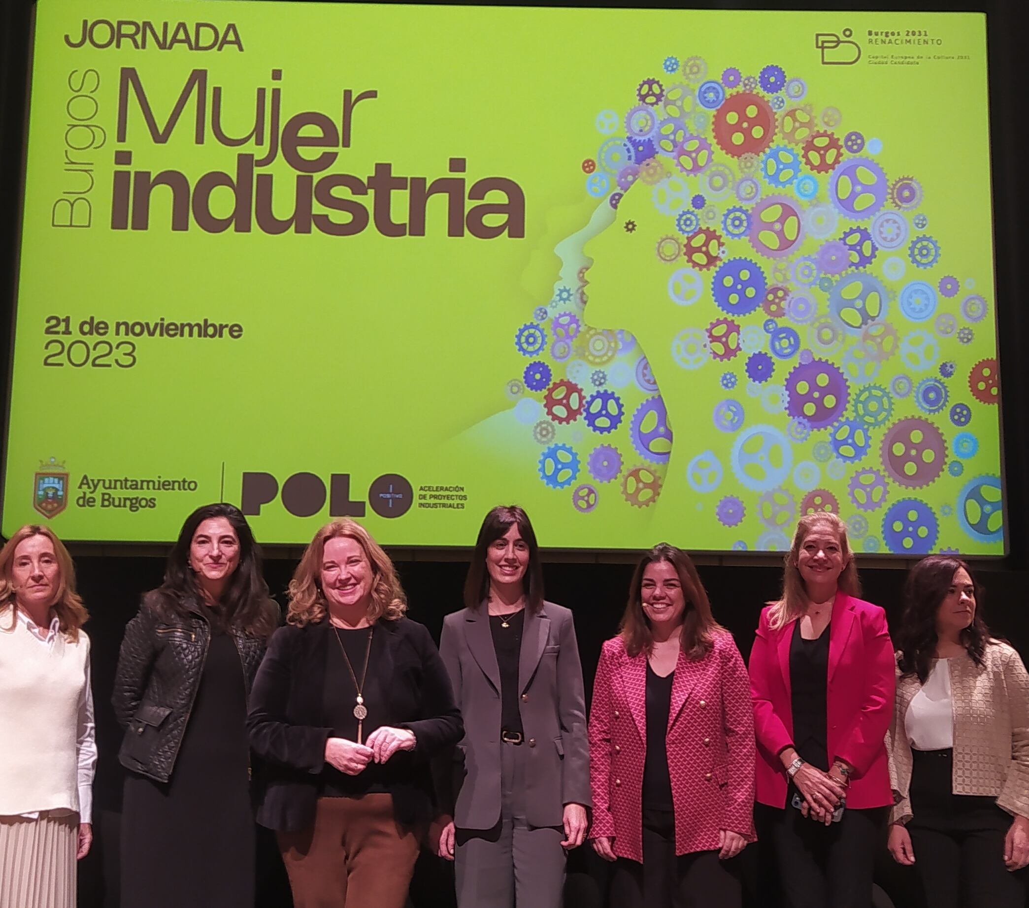 Algunas de las participantes en la jornada &#039;Mujer e Industria&#039;, junto a la alcaldesa de Burgos, Cristina Ayala (3ª izda)