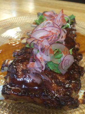 costilla ibérica con salsa barbacoa de ajo negro, hierbas y cebolleta (Tapas 2.0)