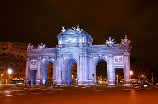 Monumentos y edificios quedan teñidos de azul, color que representa su adhesión al Día Mundial de Concienciación sobre el Autismo. En la imagen, la Puerta de Alcalá (Madrid)