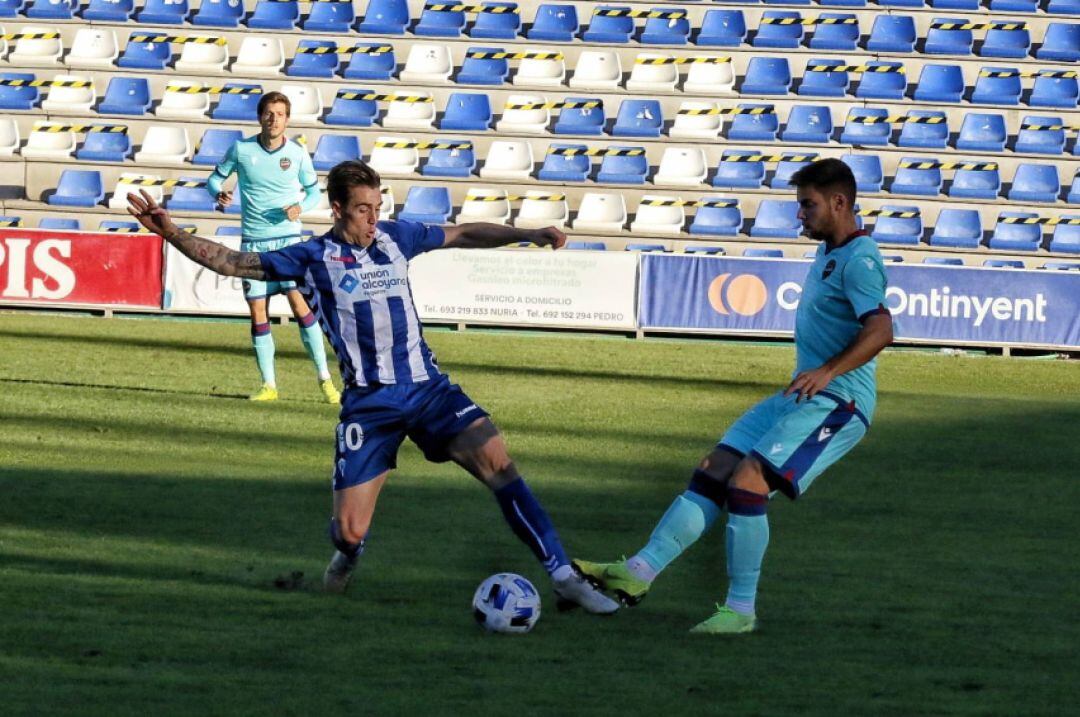 Raillo en una acción ante el Atletico Levante