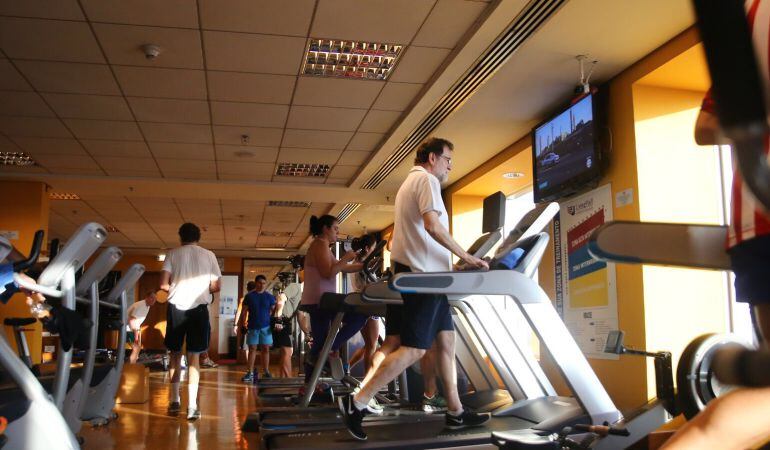 El presidente del Gobierno, Mariano Rajoy, caminando sobre una cinta estática.