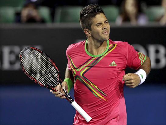 El tenista español Fernando Verdasco celebra su victoria frente al alemán Rainer Schuettler en un partido de primera ronda del Abierto de Australia. Verdasco ganó por 6-1, 6-3 y 6-2