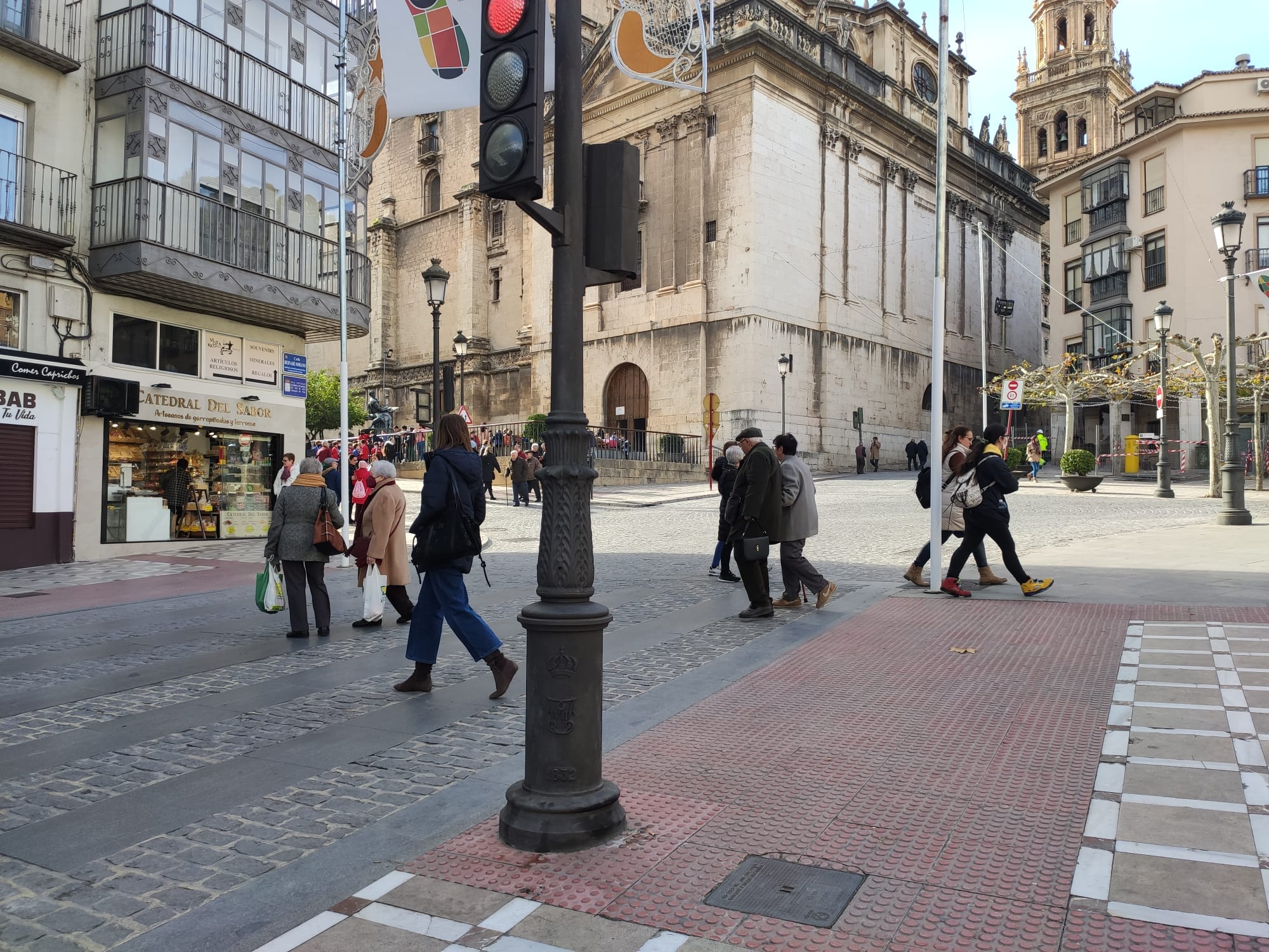 Personas pasean en un día soleado por la calle Bernabé Soriano de Jaén capital